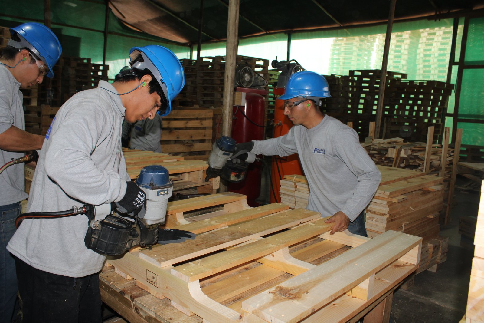 Pallets de madera en operación logística